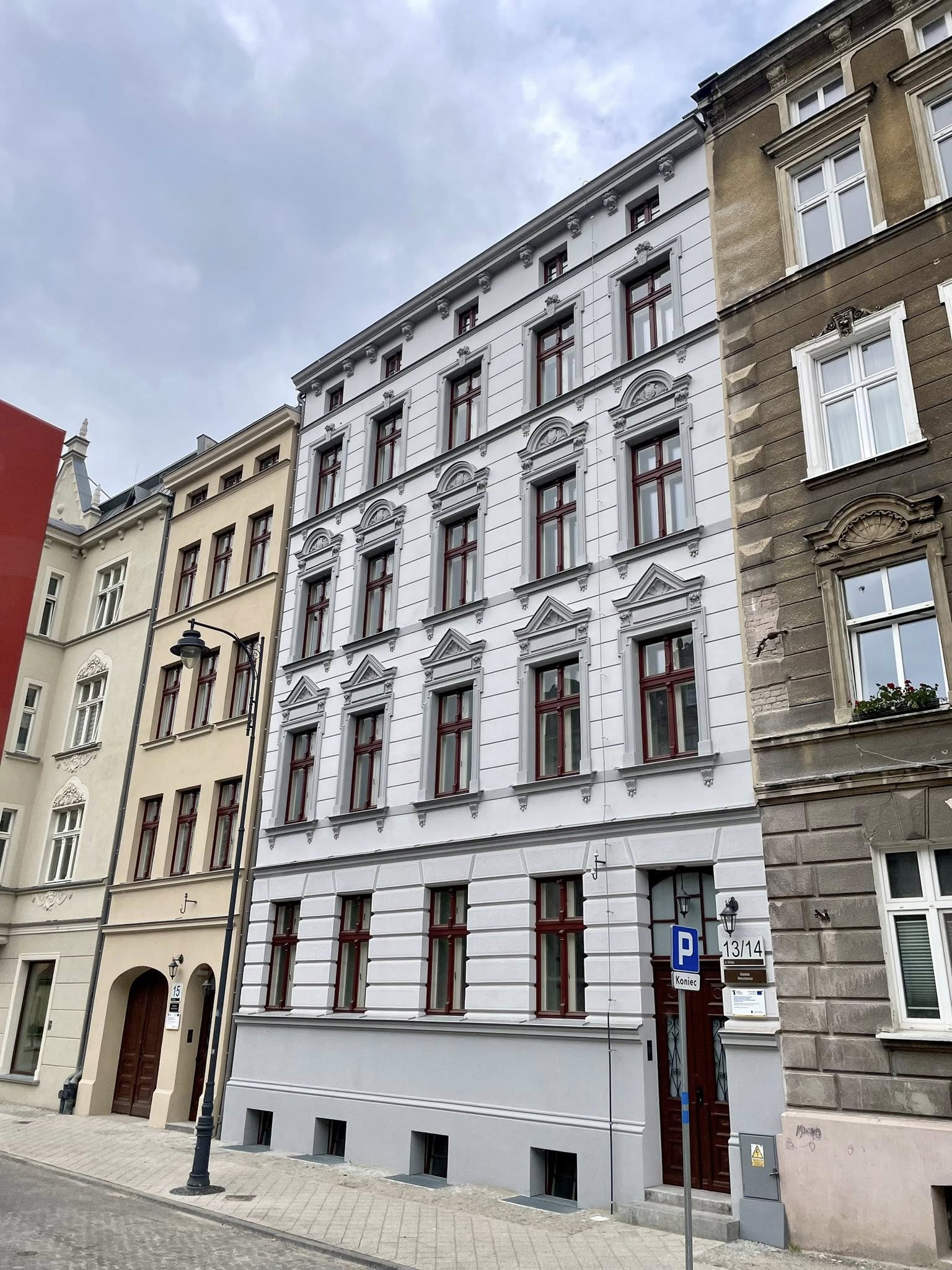 Zdjęcie przedstawia budynek po modernizacji przy ul. Wróbla 13/14 i 15